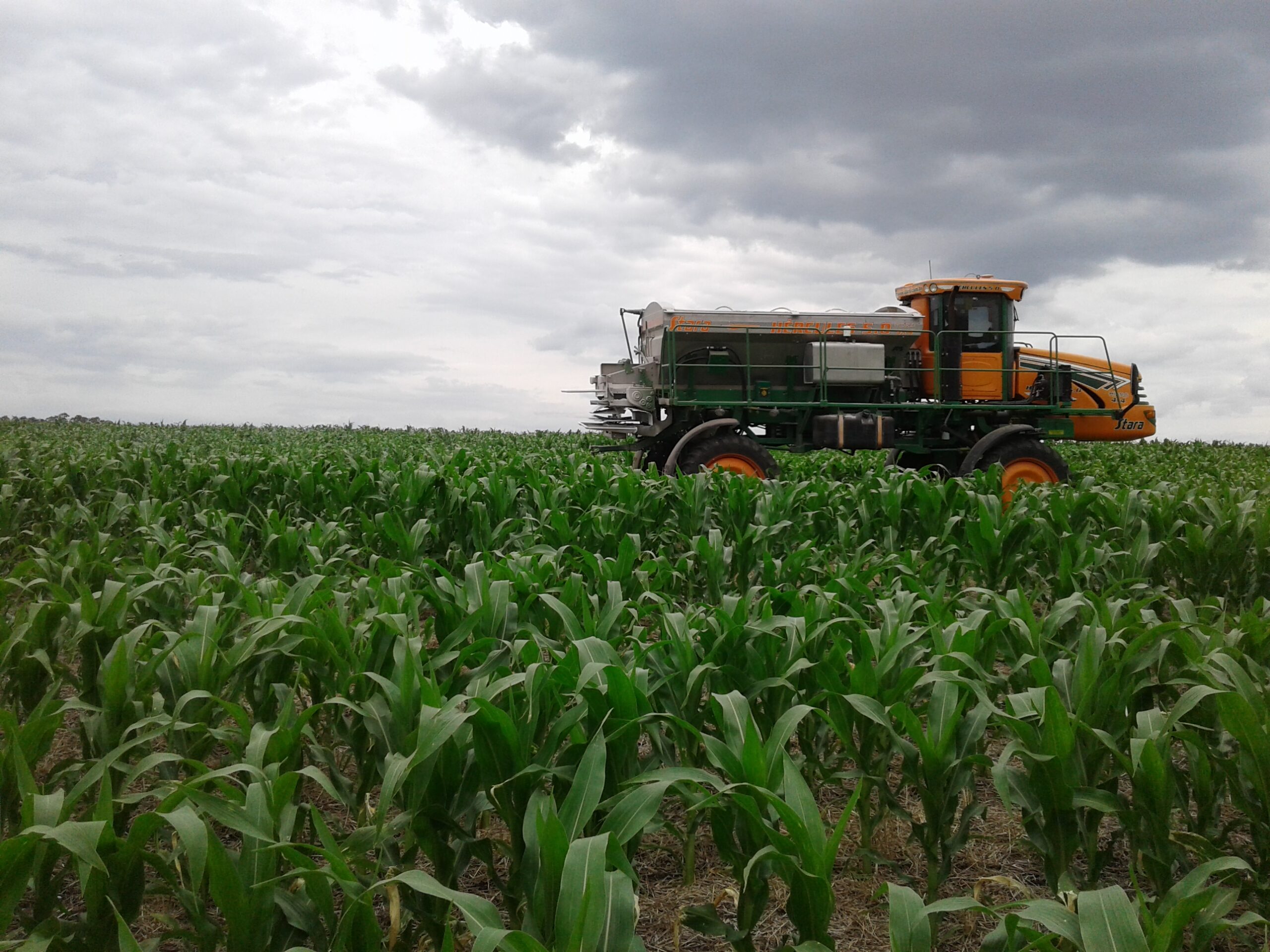 Maquinaria agrícola aplicando soluciones de agronomía de precisión